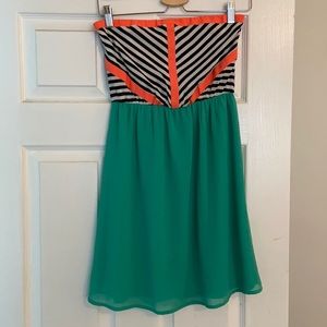 Turn heads in this cute strapless mini!
